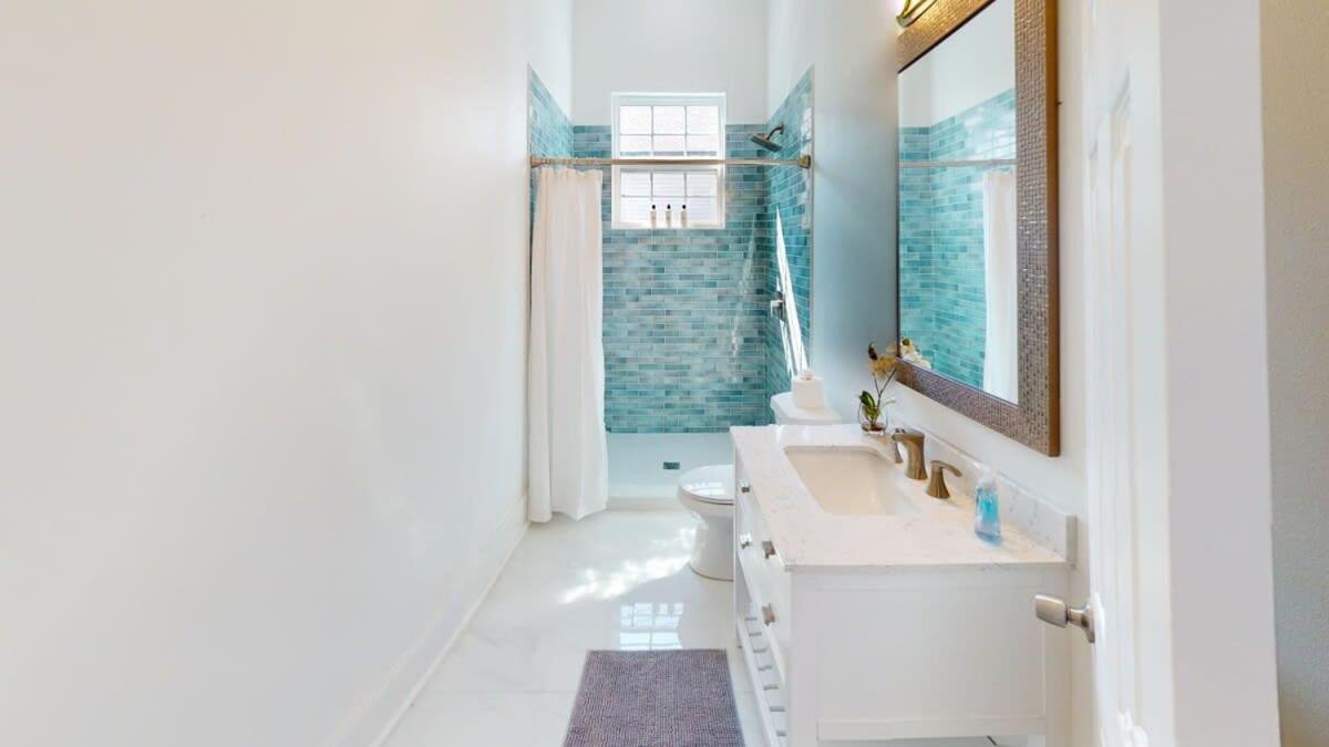 Sunny 5bed W Parking And Direct Streetcar Access Holiday home New Orleans